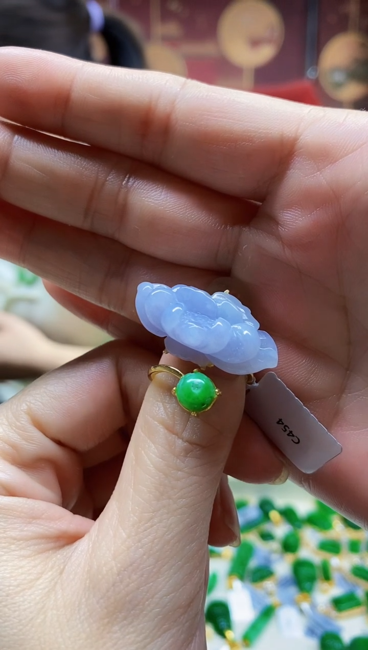 颈饰未镶嵌翡翠戒指