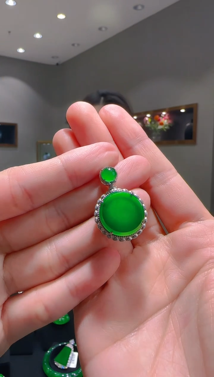 【闪购商品】翡翠吊坠(赠链)18K金镶嵌天然翡翠A货