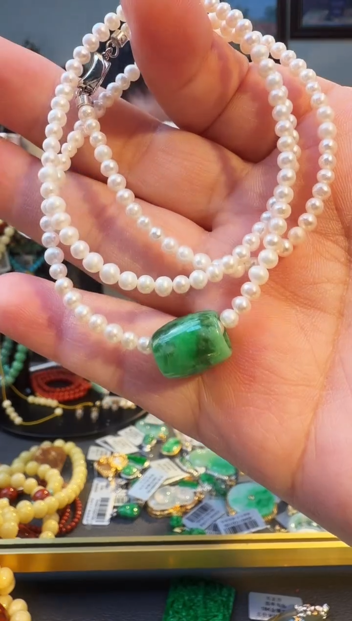 颈饰未镶嵌翡翠吊坠