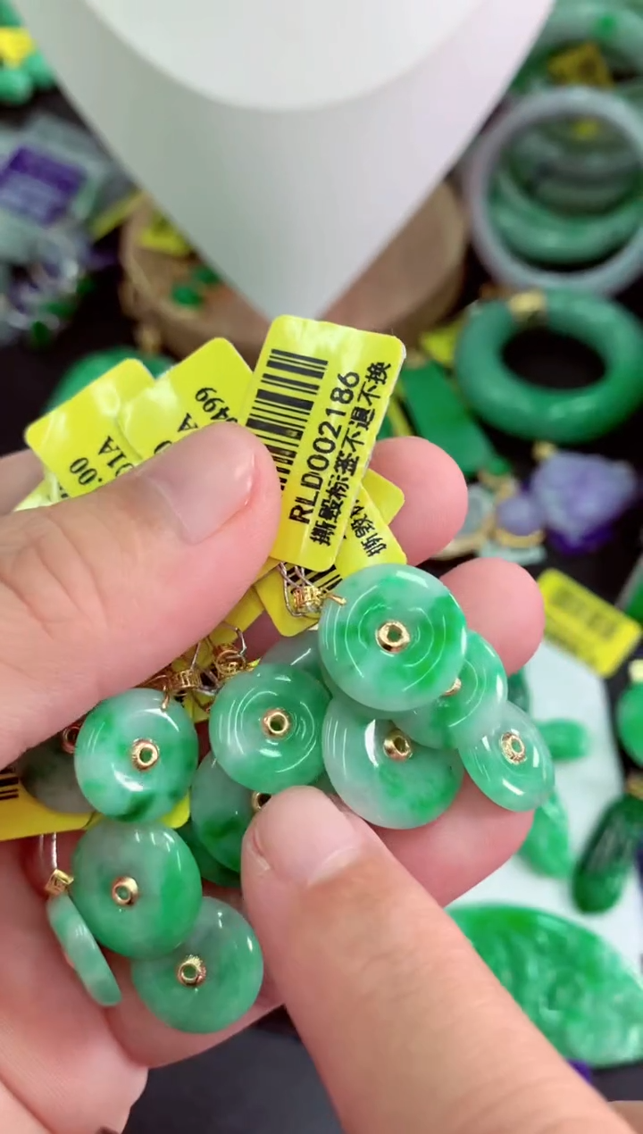 翡翠18K金镶嵌颈饰多样性发货其中一件