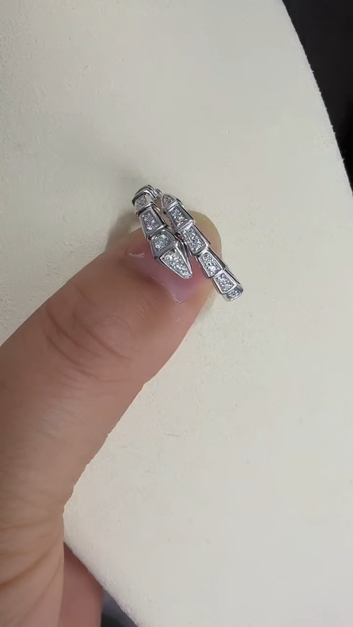 18K金镶嵌戒指钻石钻石蛇戒15圈