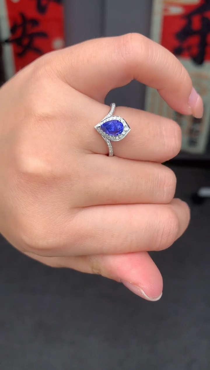 【闪购商品】蓝宝石戒指18K金镶嵌1.5ct紫蓝宝戒指