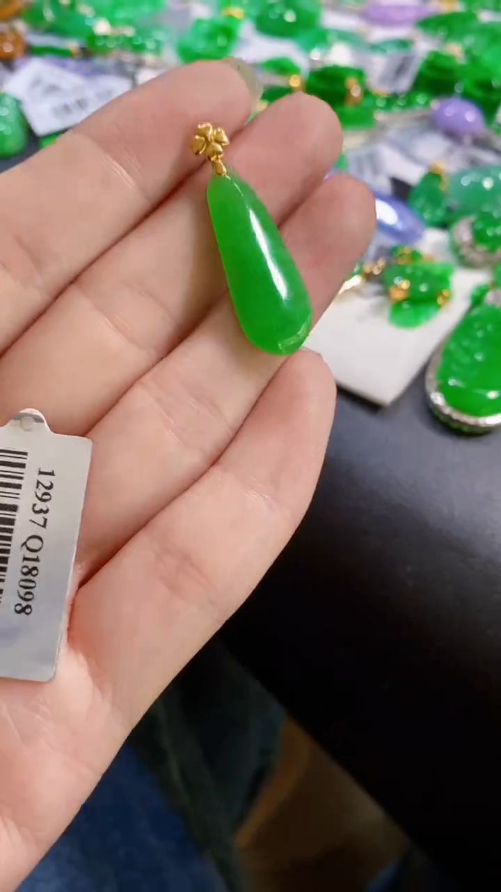 颈饰18K金镶嵌翡翠瓜