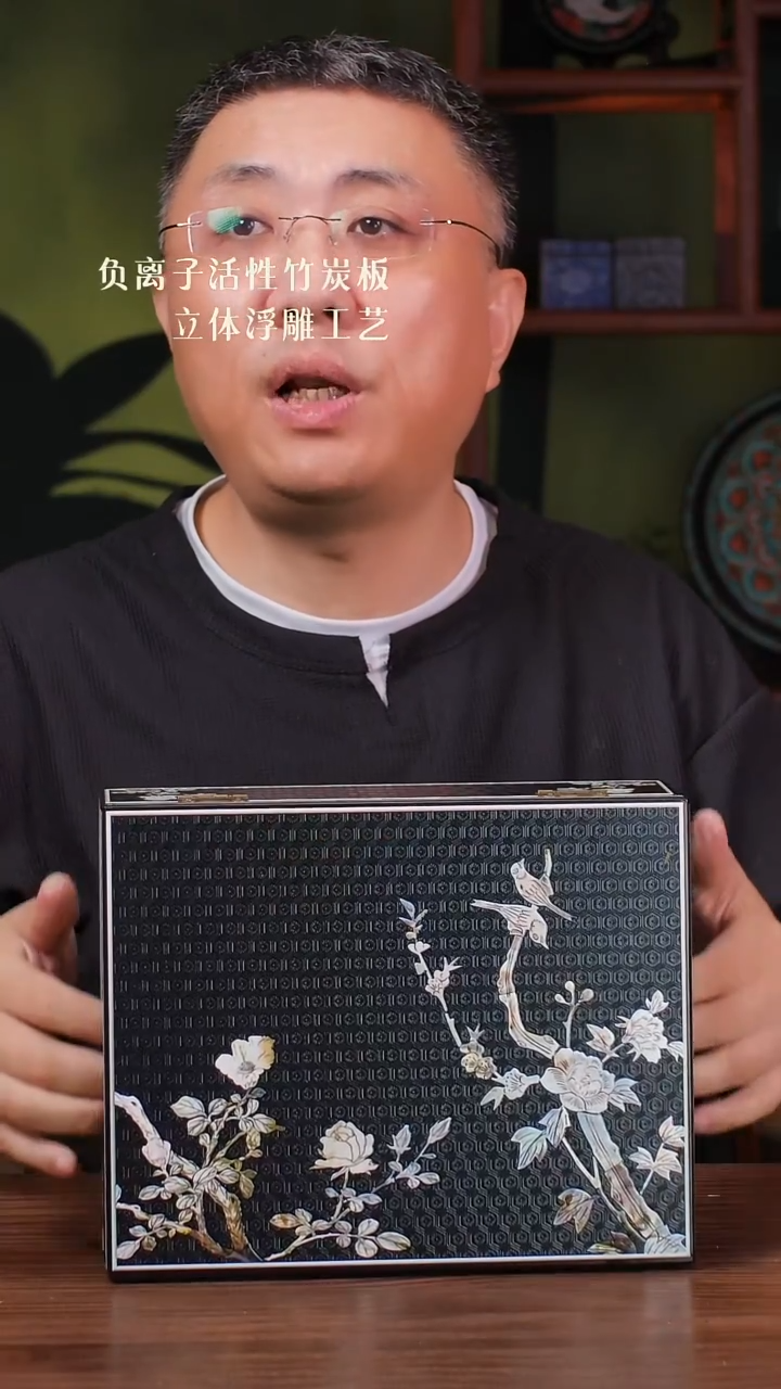 壹藏贰宝龟背螺钿纹饼盒