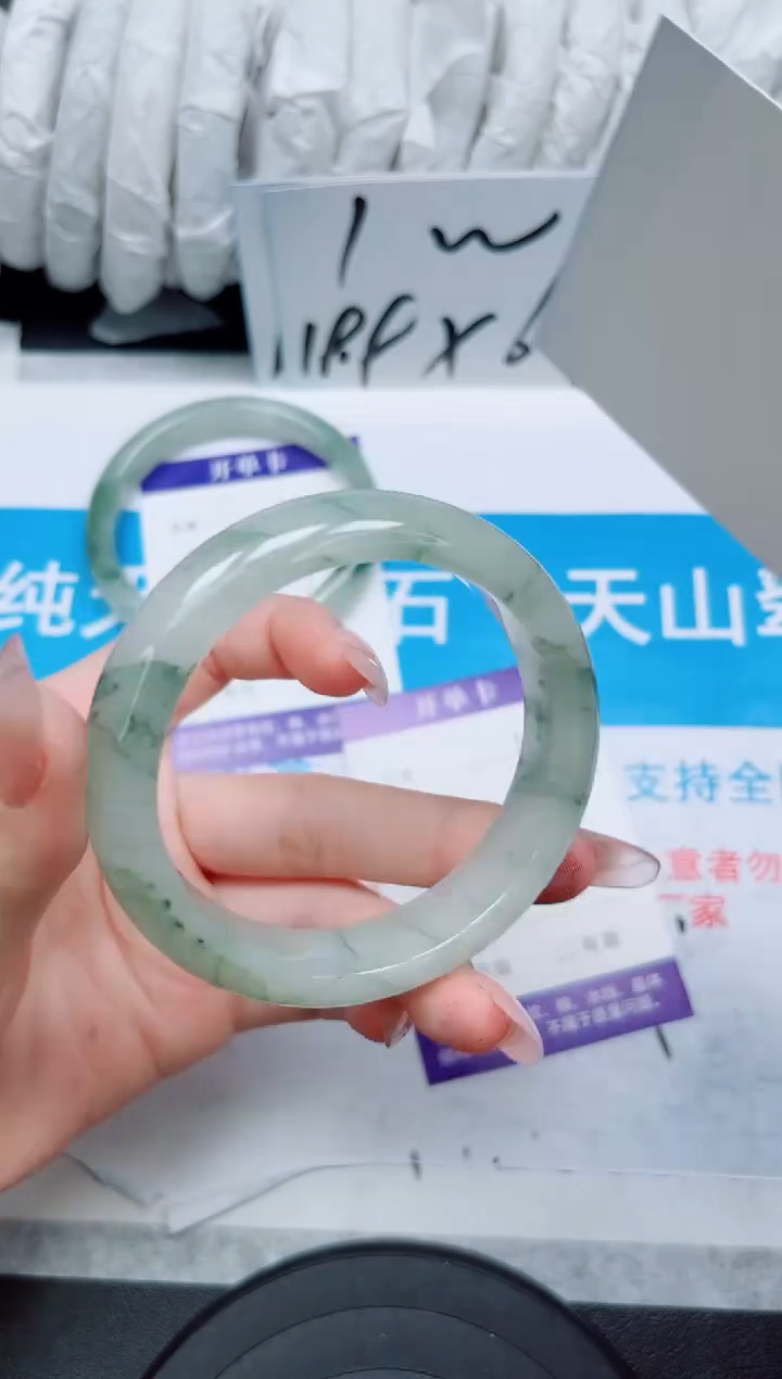 【闪购商品】石英质玉手镯未镶嵌42