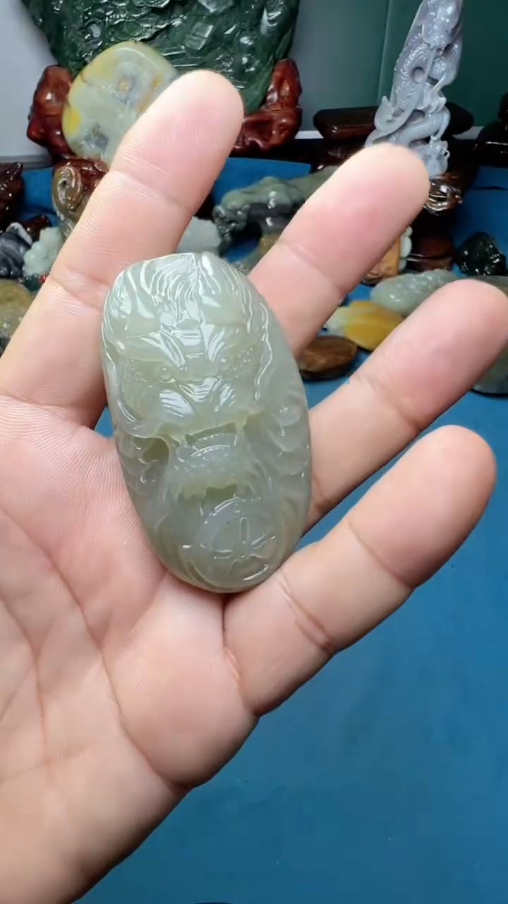 和田玉未镶嵌把件.