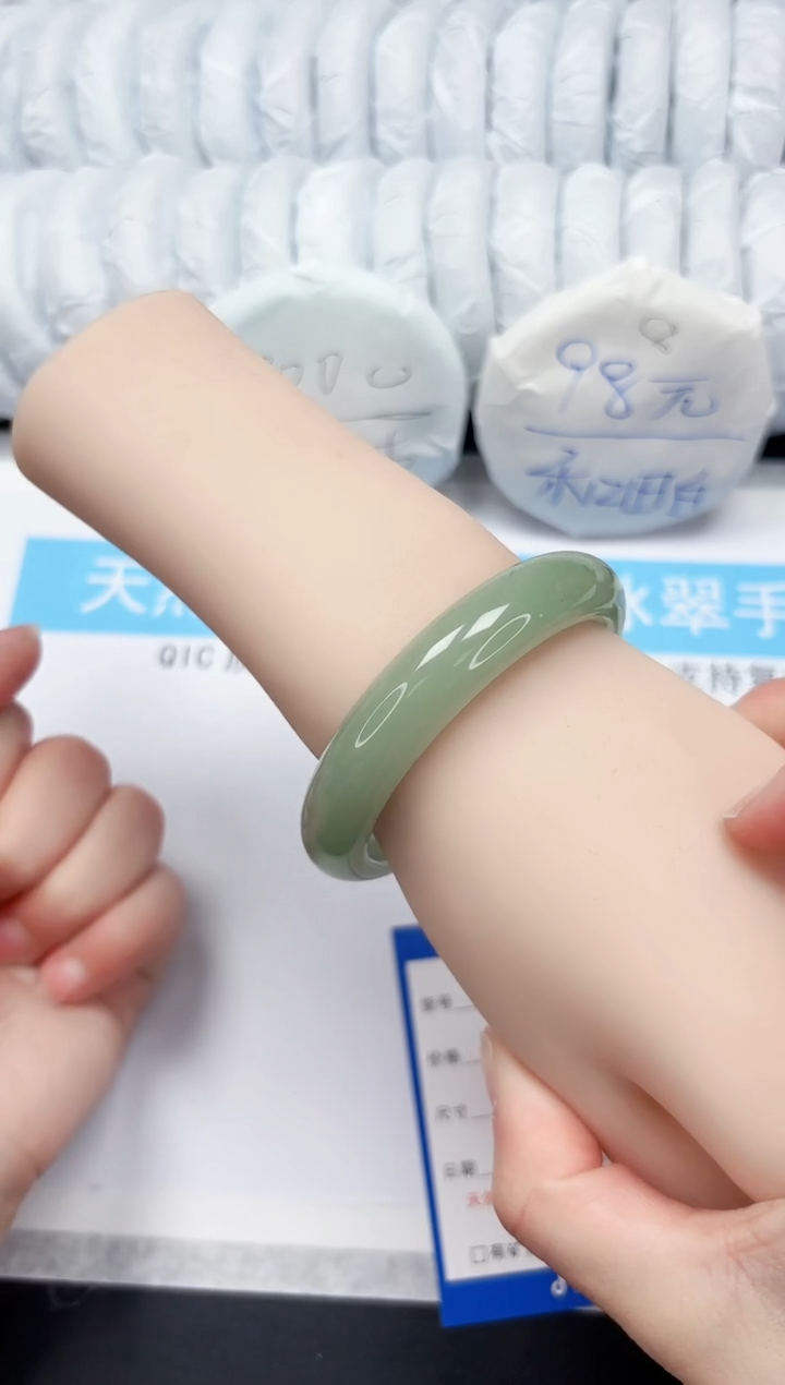 【闪购商品】石英质玉手镯合金21-56.4