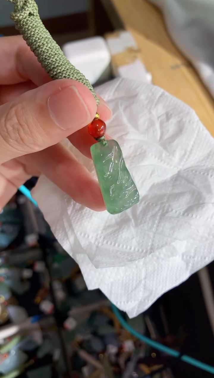 颈饰未镶嵌翡翠     