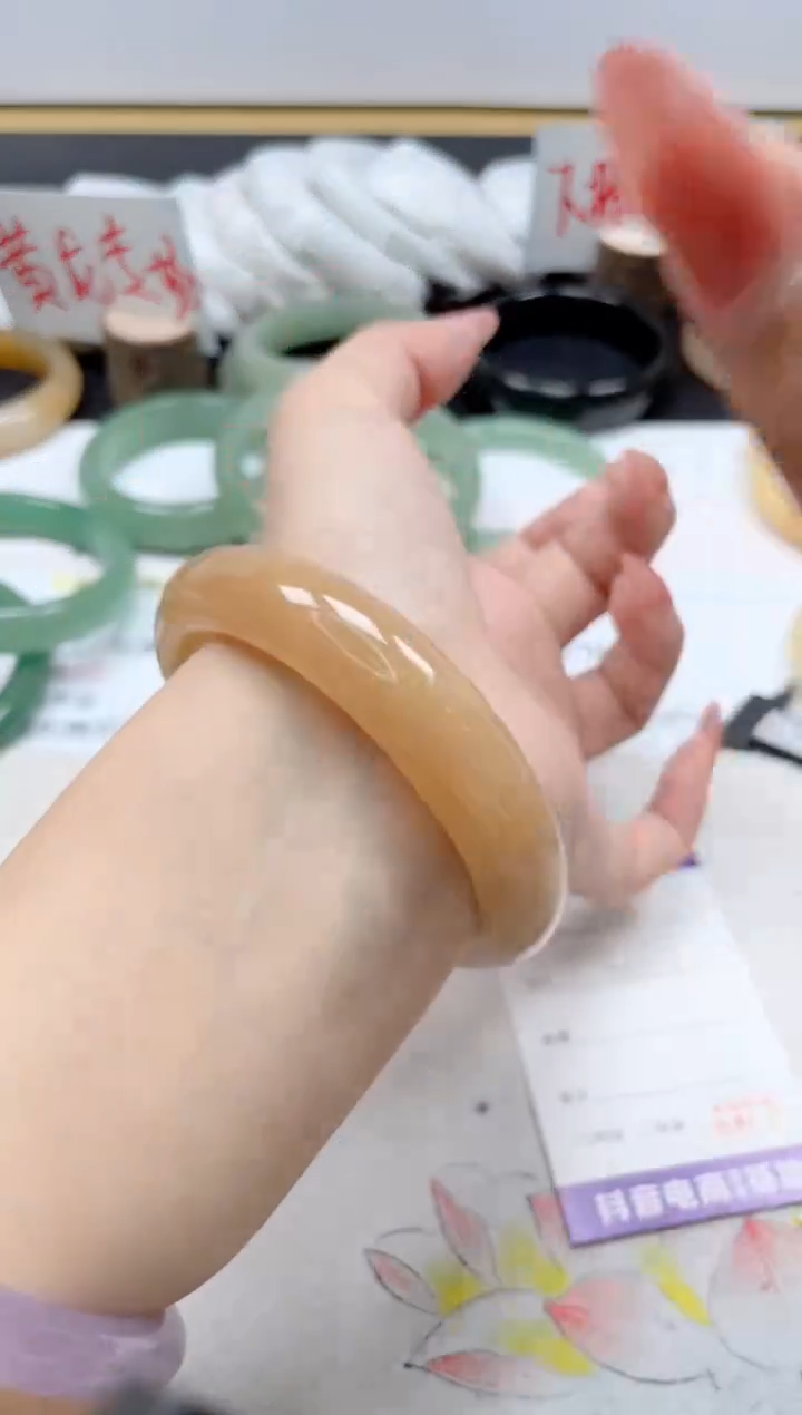 【闪购商品】石英质玉手镯未镶嵌394/60.7