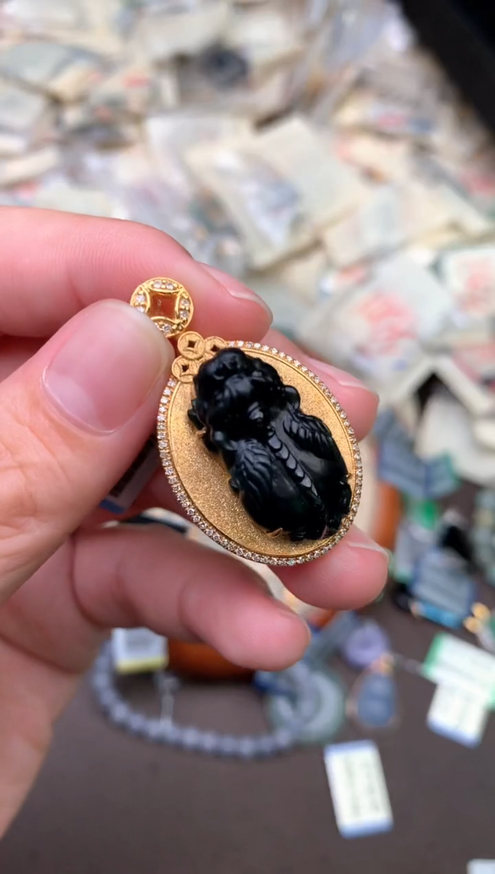 18K金镶嵌挂件翡翠   —