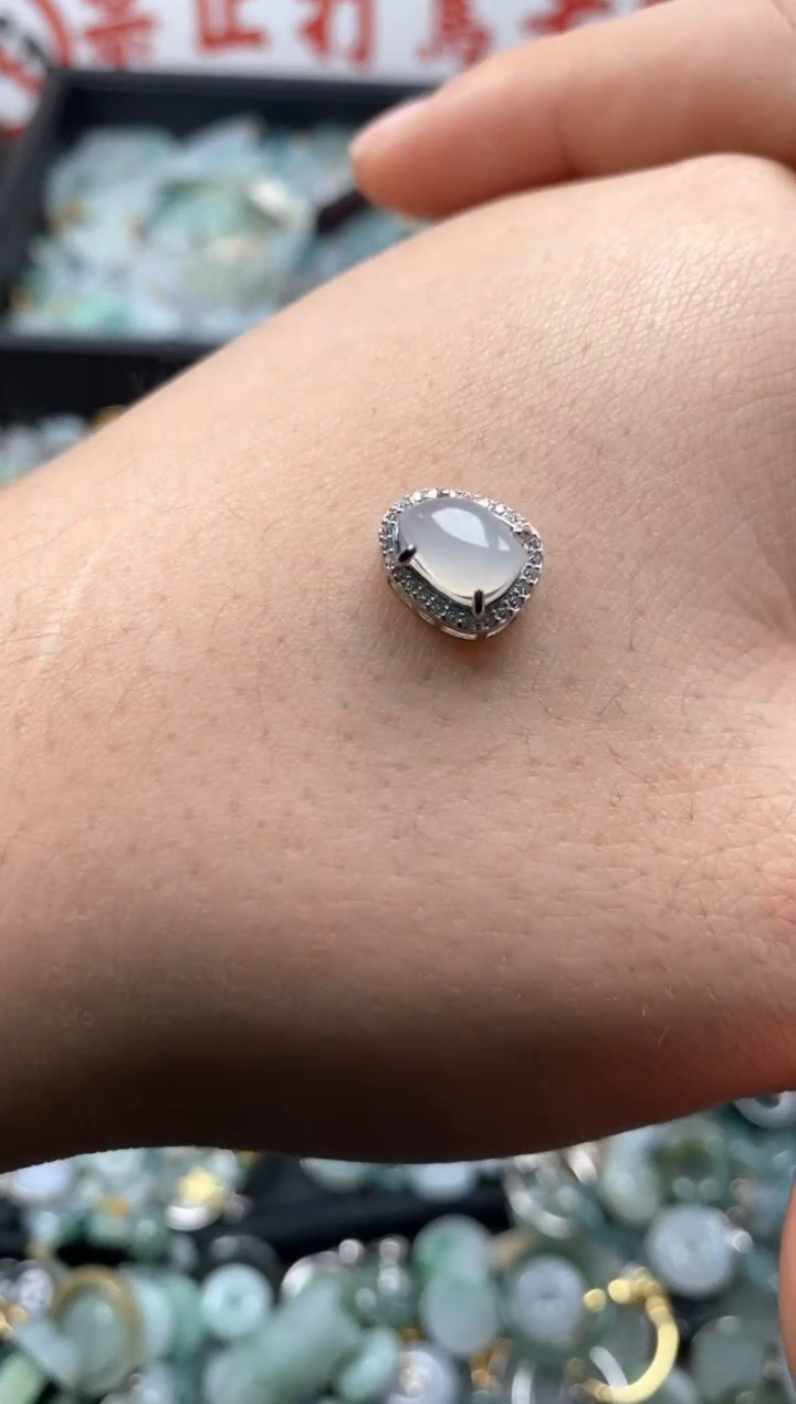 【闪购商品】翡翠颈饰未镶嵌哥哥