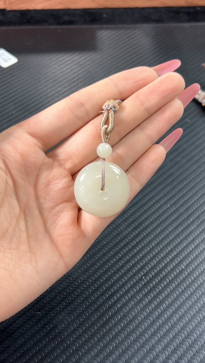 和田玉未镶嵌吊坠(赠链)黑山微色差平安扣M