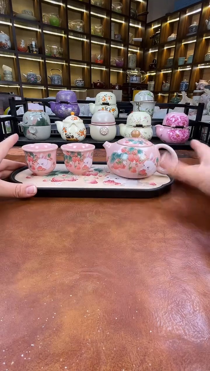 .粉汝草莓兔1西施壶2花口杯+草莓兔盘