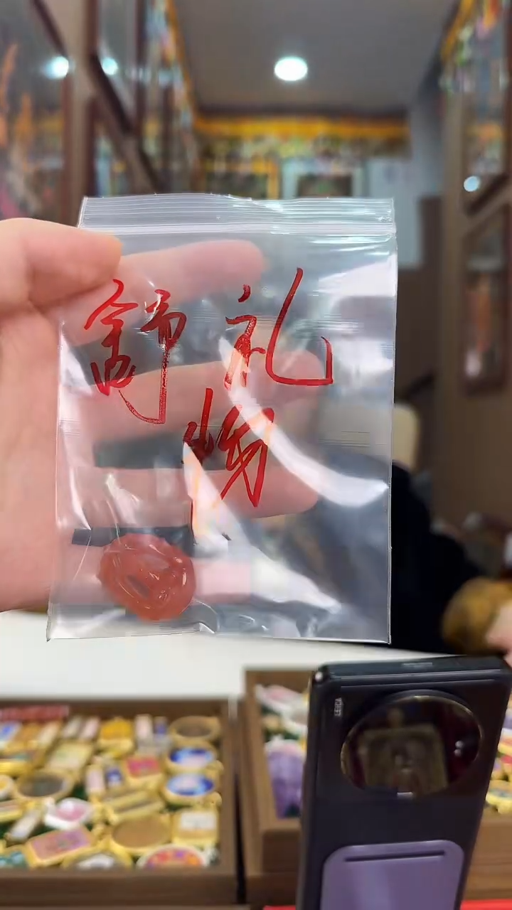 吊坠舒****活天然冰飘南红手工雕刻