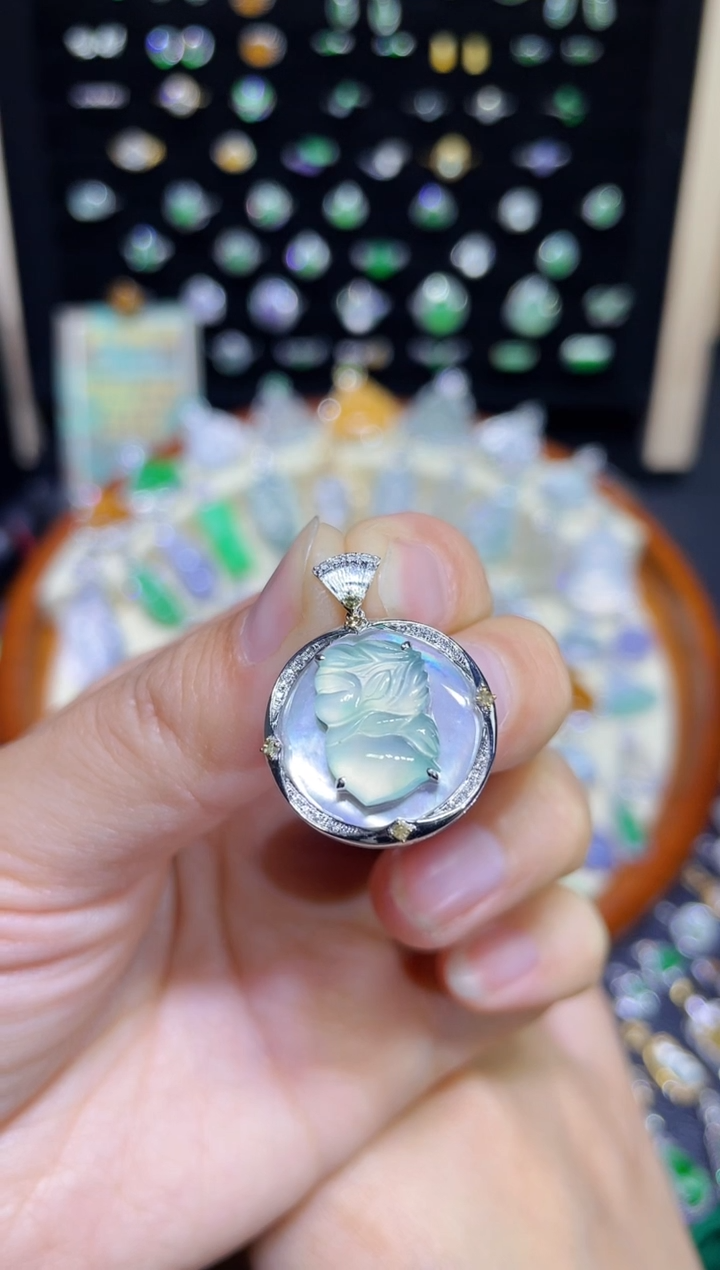 【闪购商品】翡翠颈饰18K金镶嵌玻璃种花仙子吊坠