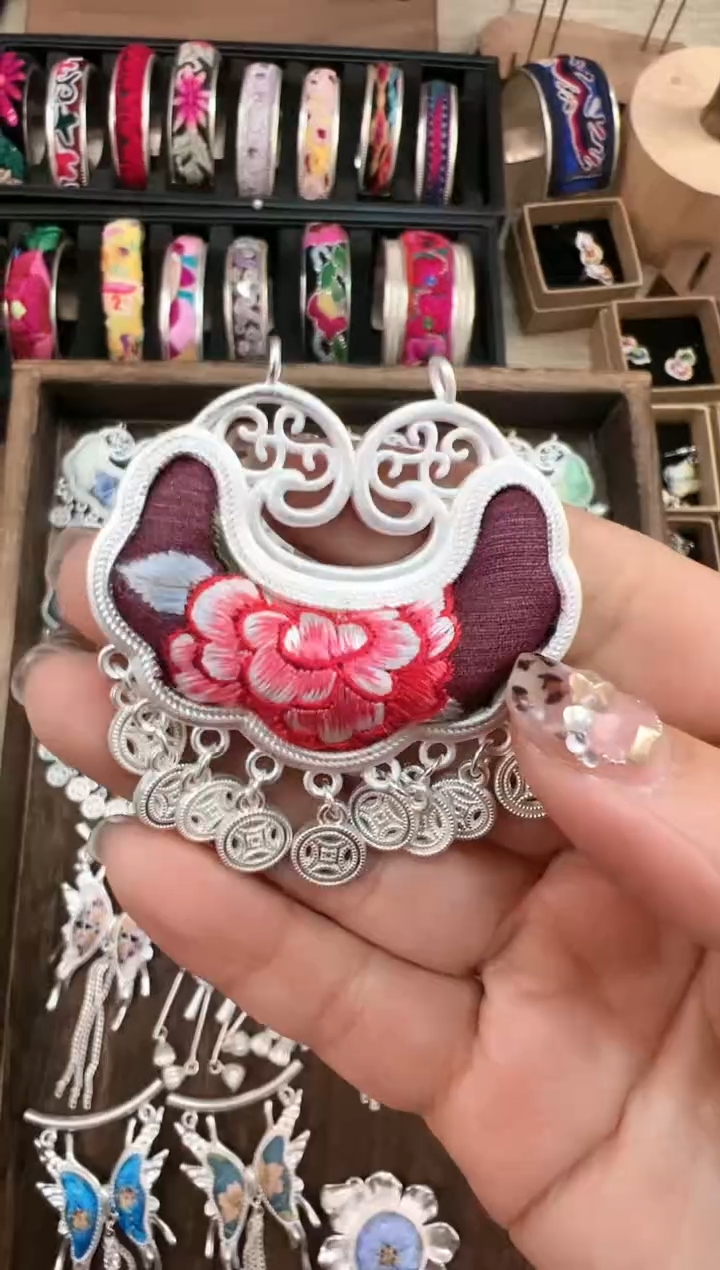 【闪购商品】织绣民族风老绣饰品051