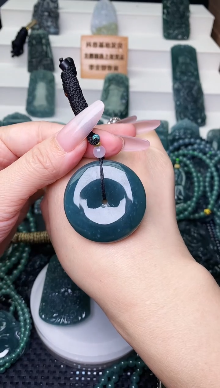 颈饰未镶嵌翡翠 