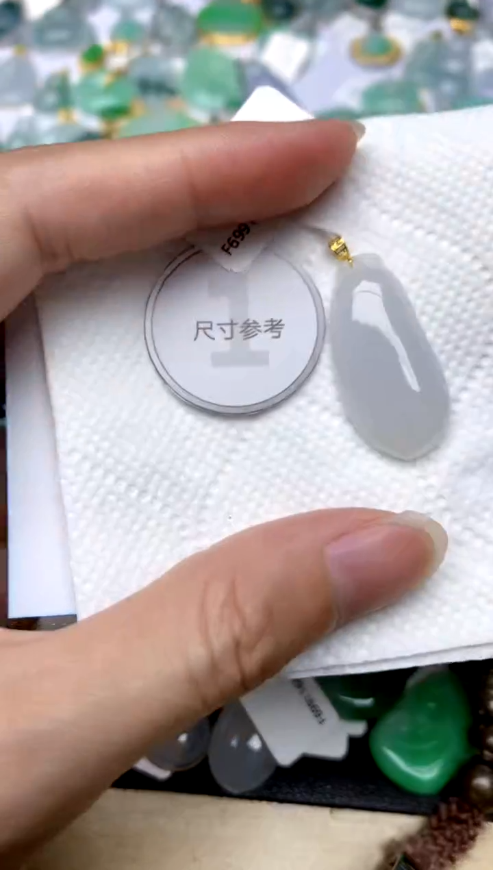颈饰18K金镶嵌翡翠天然A货翡翠