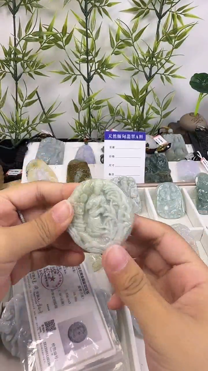 颈饰未镶嵌翡翠观音