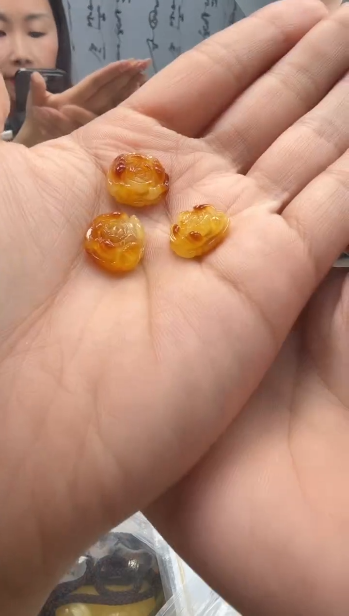 未镶嵌琥珀裸石随机一个