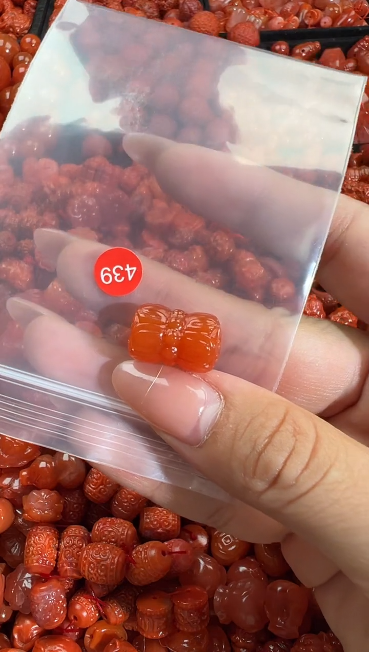 南红玛瑙未镶嵌颈饰2