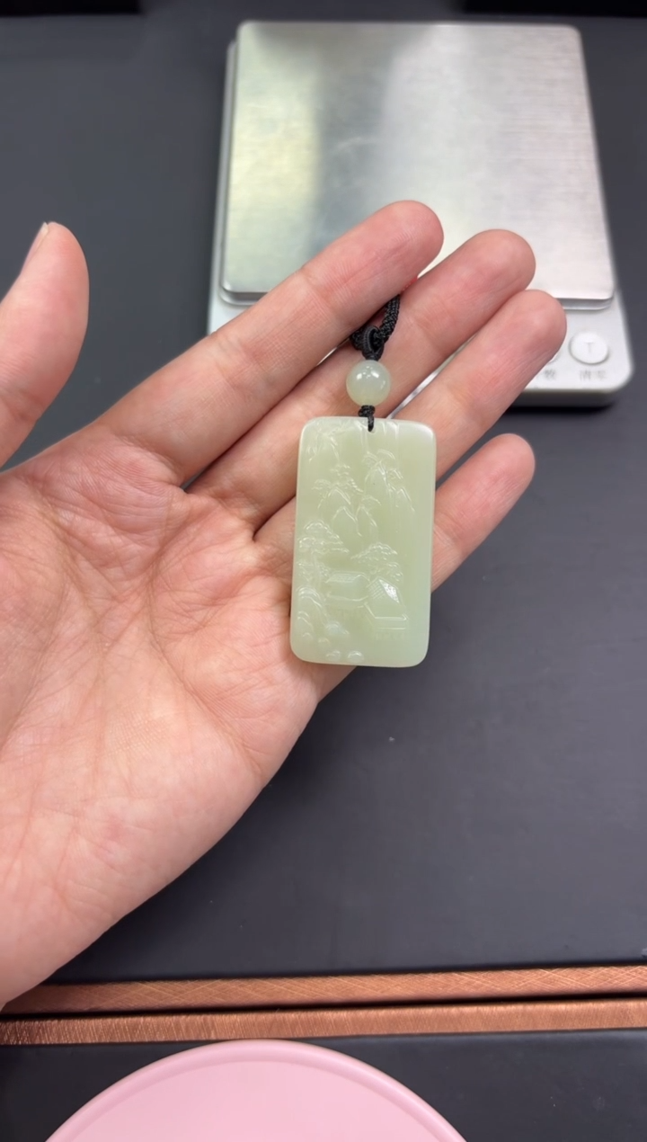 【闪购商品】和田玉吊坠(赠链)未镶嵌且末微色差迪克兰吊坠