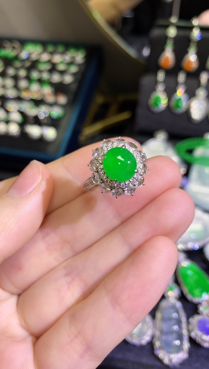【闪购商品】翡翠戒指18K金镶嵌高冰正阳满绿蛋面