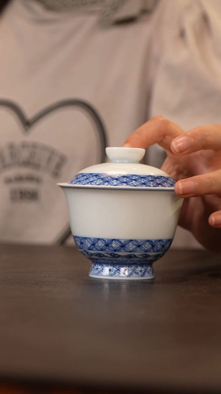 景德镇青花铜钱盖碗