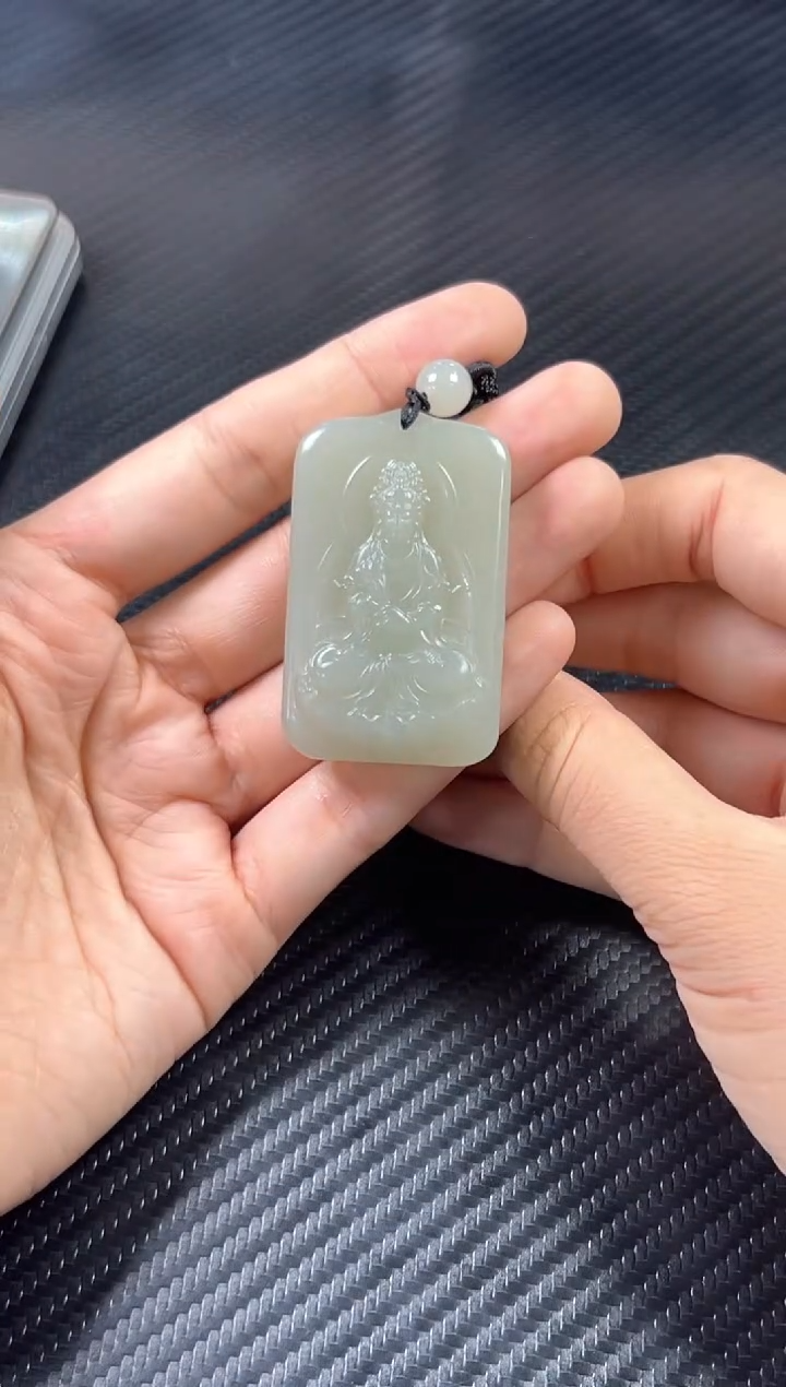 吊坠(赠链)未镶嵌和田玉且末微色差近矿
