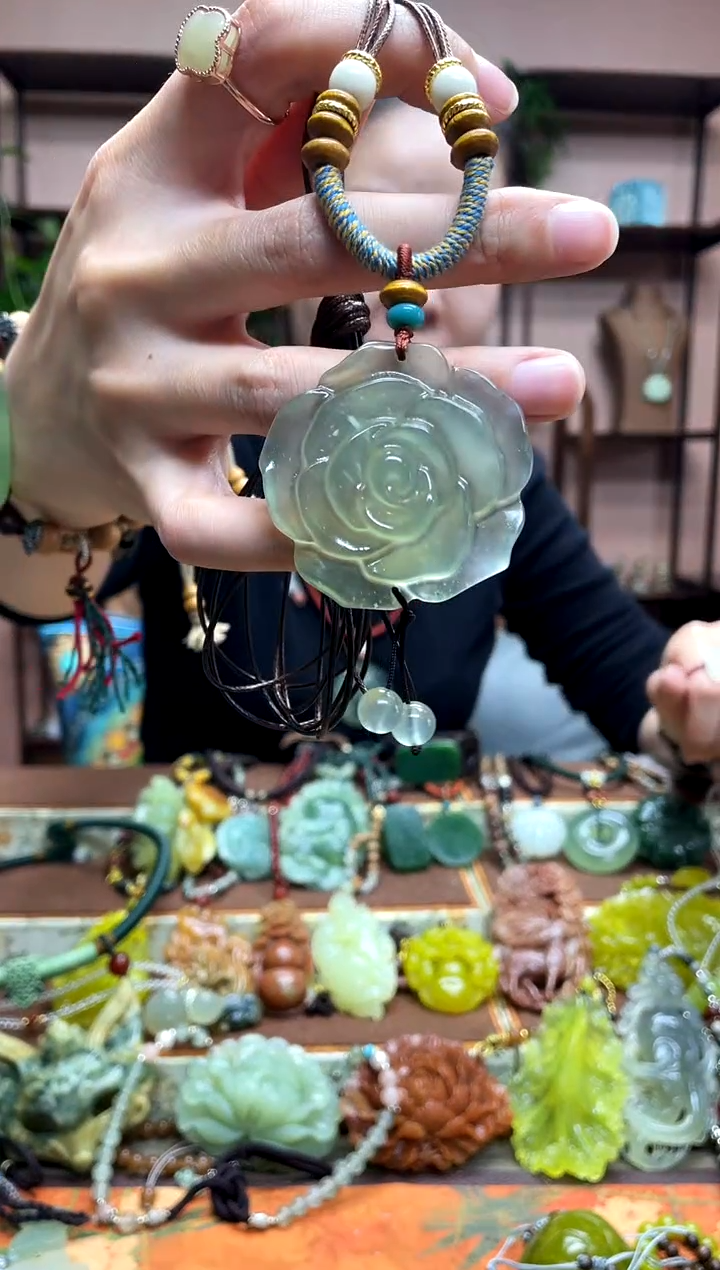 未镶嵌岫玉吊坠多样性发货发其中之一