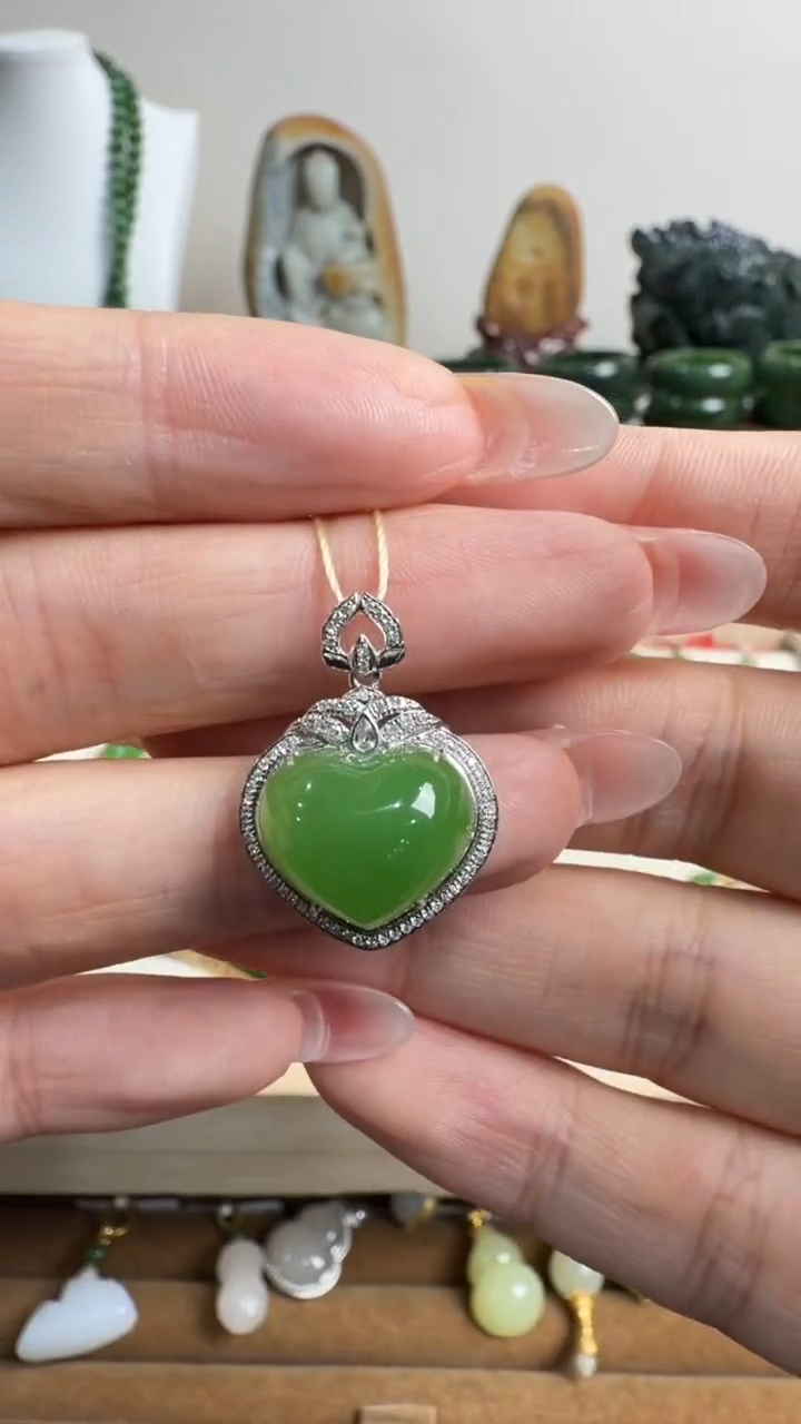 颈饰18K金镶嵌和田玉挂件