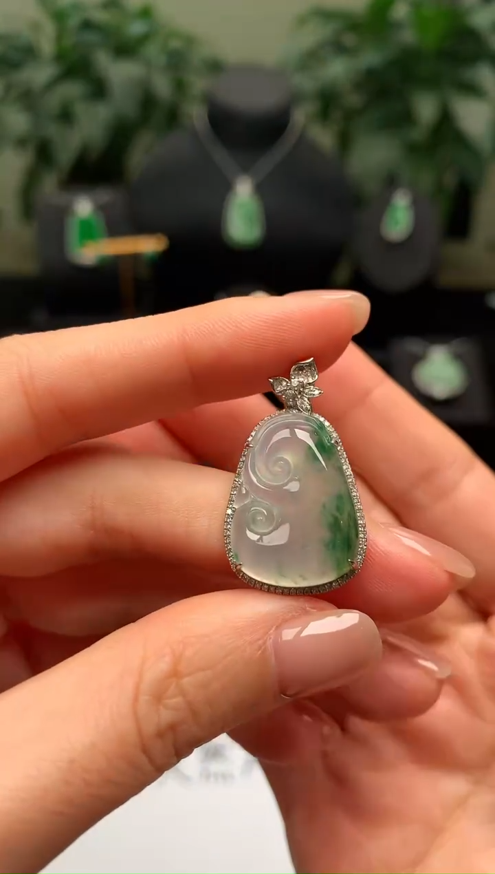 颈饰18K金镶嵌翡翠如意