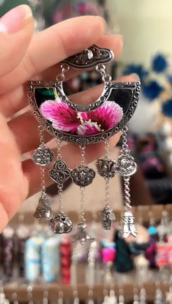 彩云南阁非遗老绣饰品567