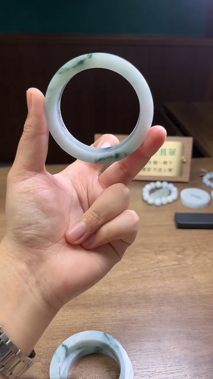 未镶嵌手镯定制翡翠大**姐定制