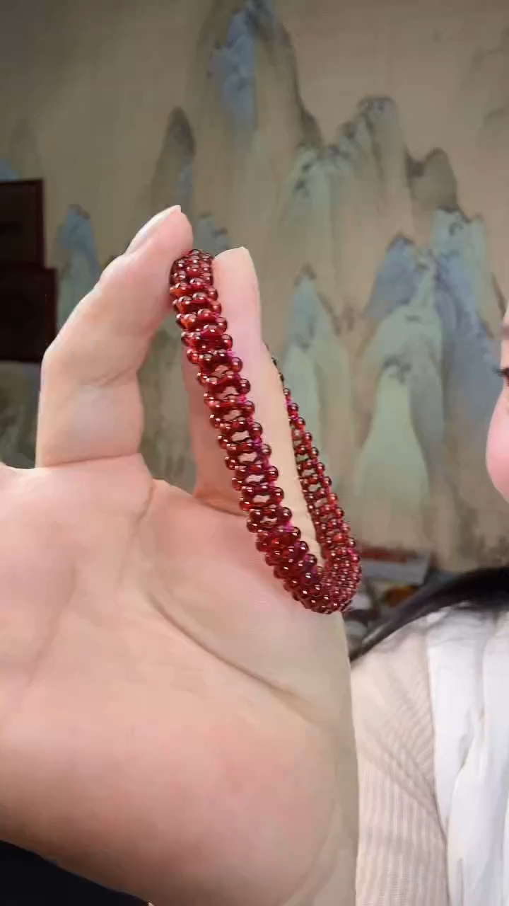 颈饰未镶嵌石榴石手串