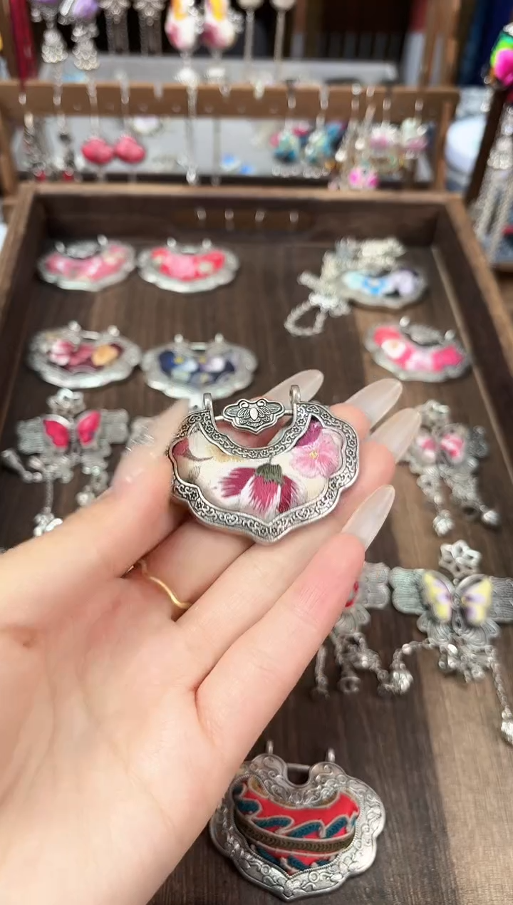 织绣E****n民族风非遗老绣饰品878