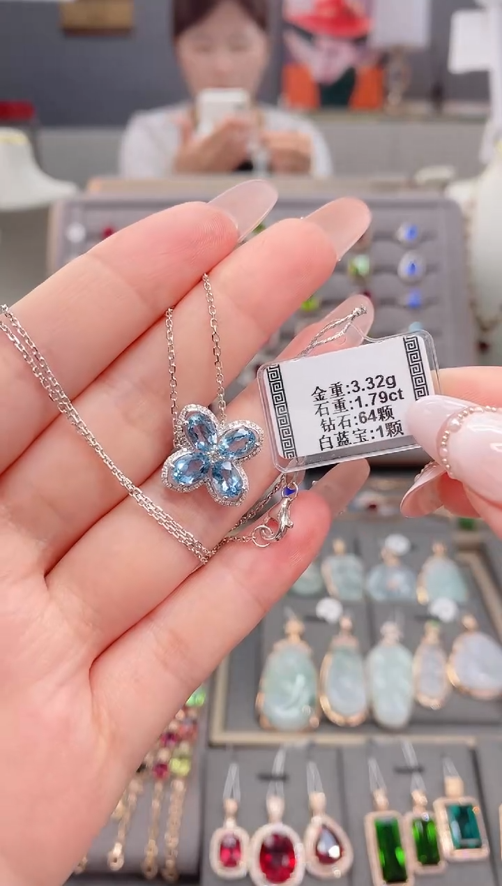 18K金镶嵌颈饰海蓝宝石1.79 配白蓝宝 