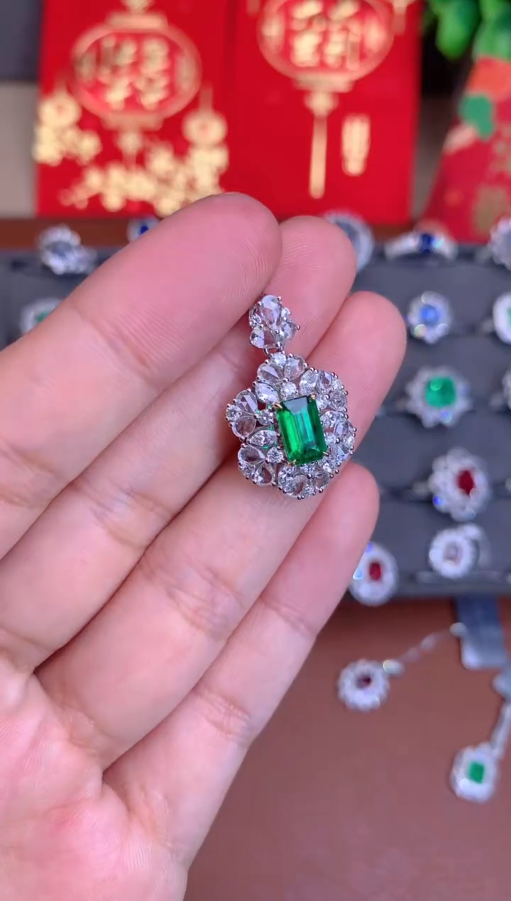 【闪购商品】祖母绿吊坠(不含链)18K金镶嵌0.73CT