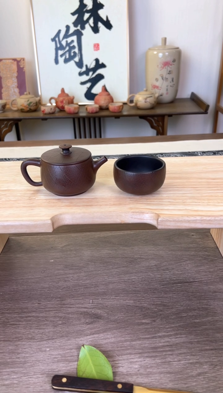 100菩提纹壶1个，菩提纹杯1个。