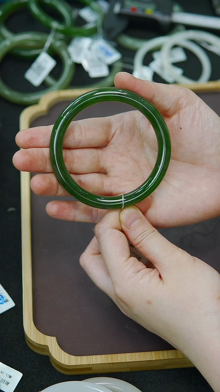 未镶嵌手镯和田玉59圈口胖圆条冰阳辣绿