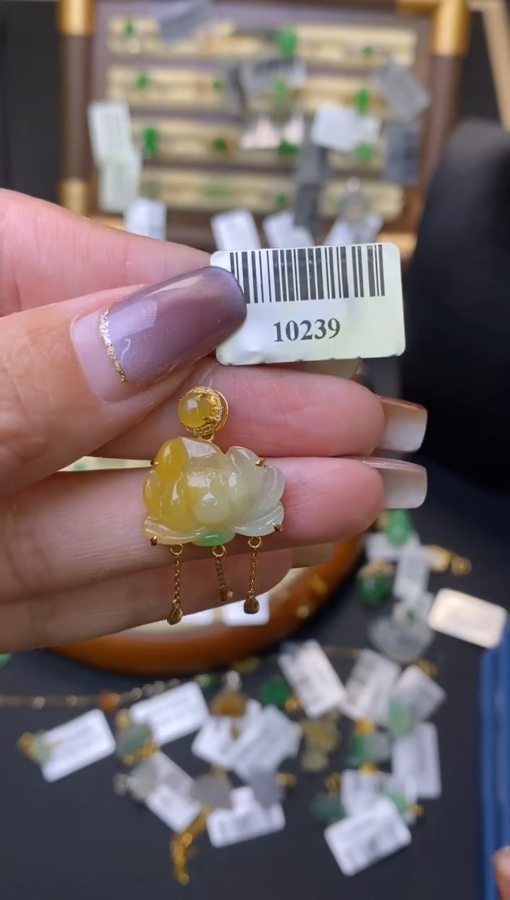 翡翠18K金镶嵌颈饰花花吊坠10239