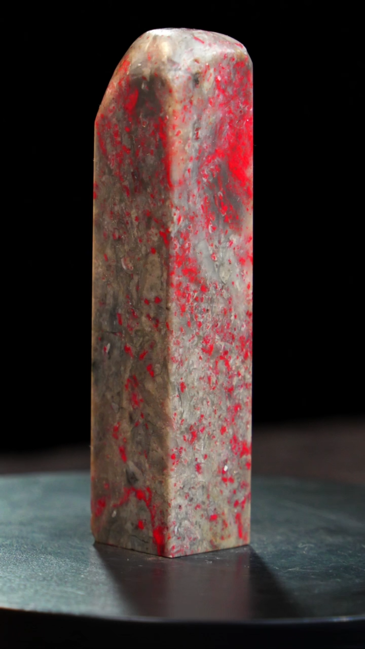 鸡血石牛角冻鸡血石