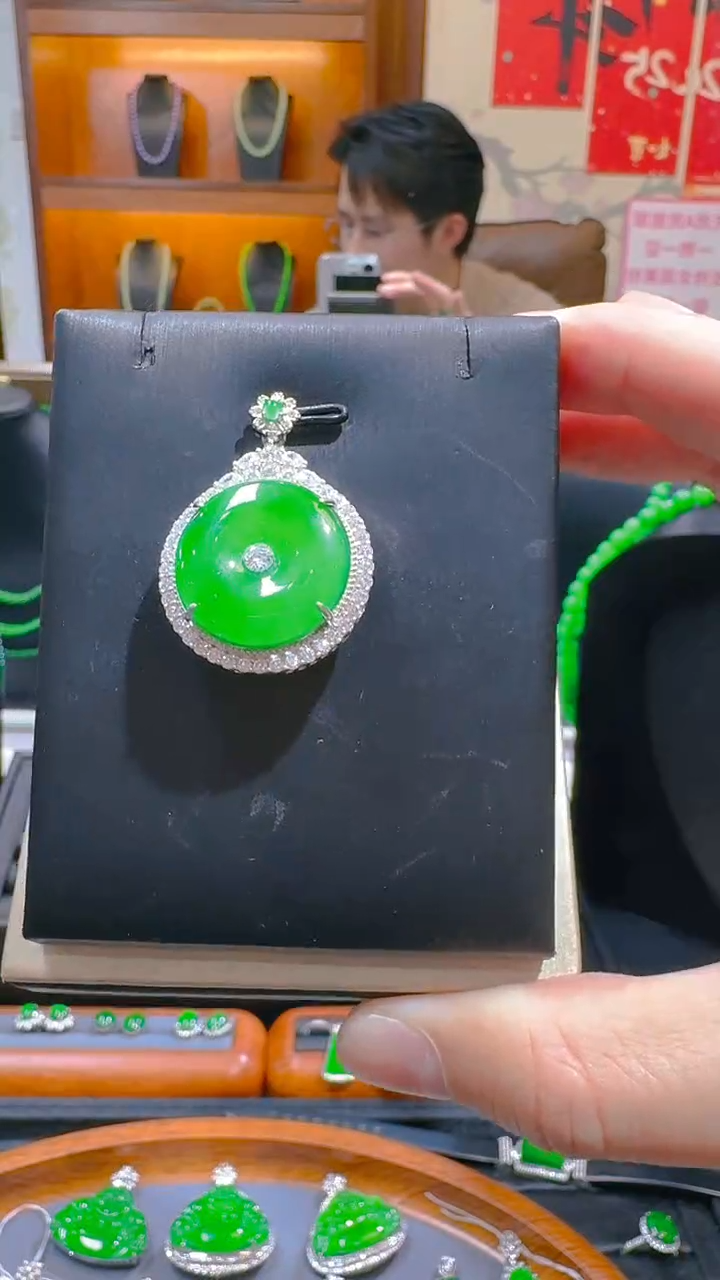 【闪购商品】翡翠吊坠(赠链)银S925镶嵌天然A货翡翠