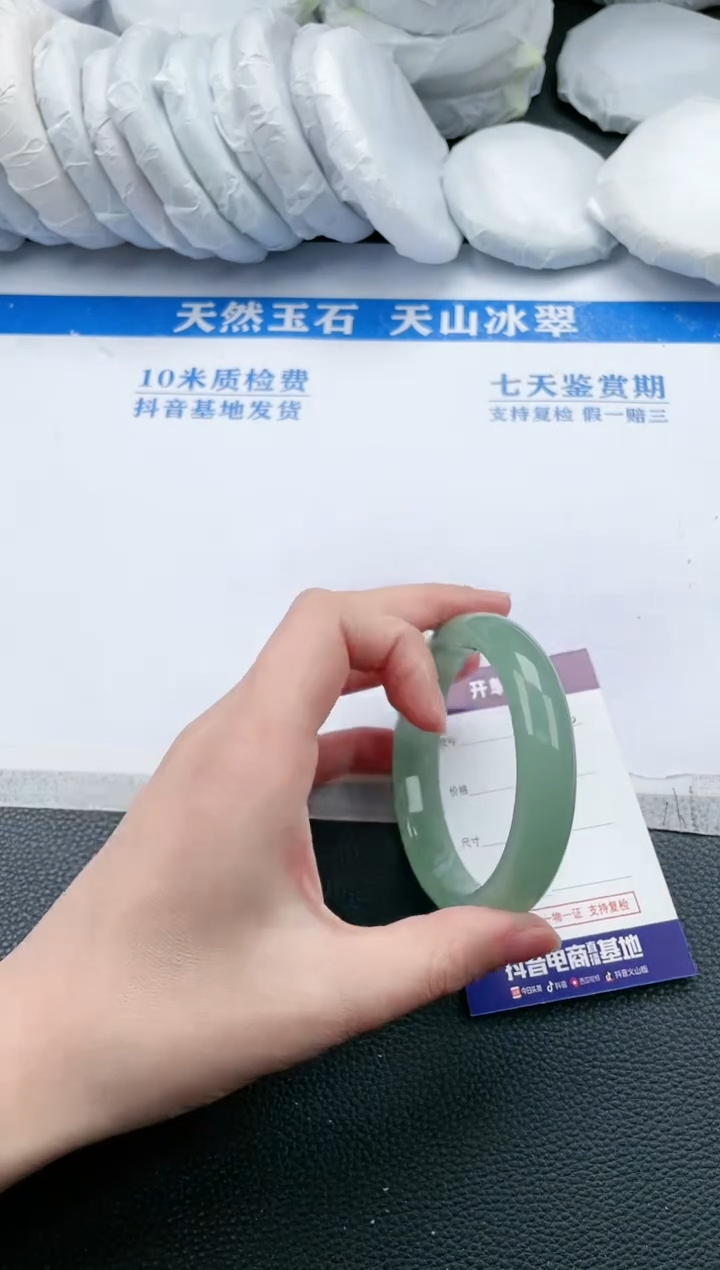 【闪购商品】石英质玉手镯未镶嵌K190