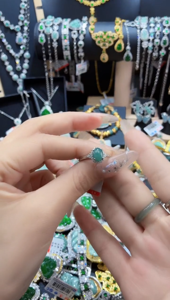 翡翠未镶嵌颈饰天然翡翠多样性发货发其一