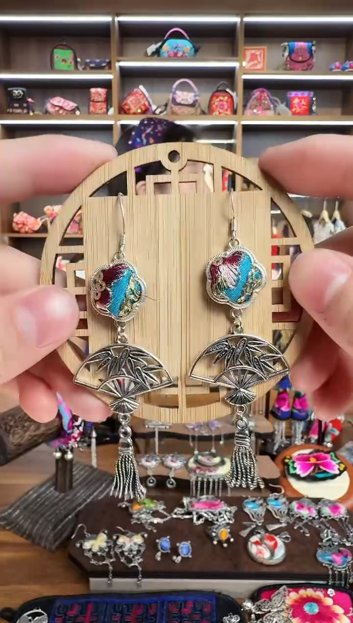 【闪购商品】织绣134蒙阿苏苗绣传承