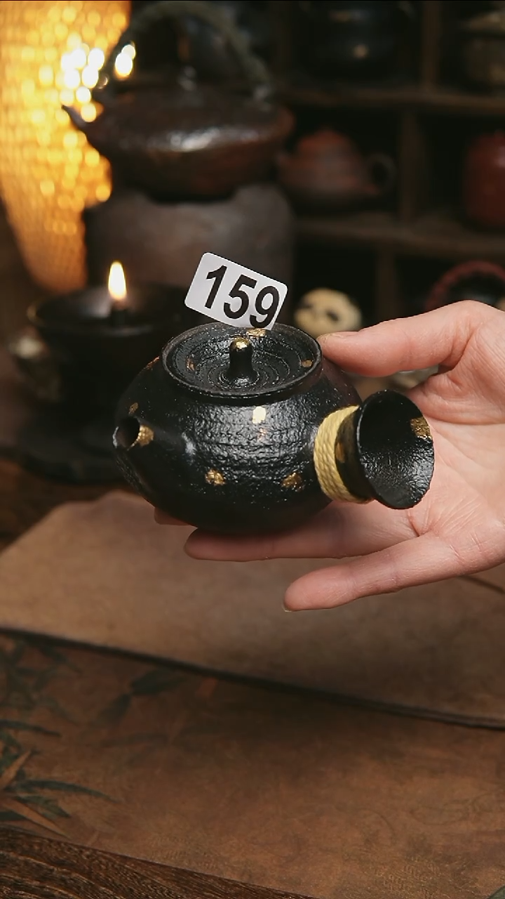 159号紫砂全手工黑金侧把茶壶满容150毫升左右