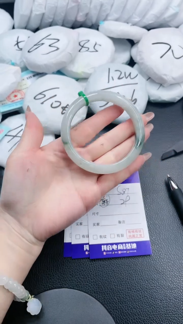 【闪购商品】石英质玉手镯未镶嵌8S89-61