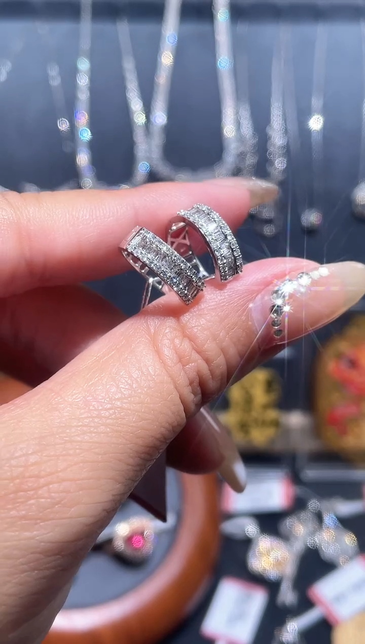 【闪购商品】钻石耳饰18K金镶嵌钻石耳饰