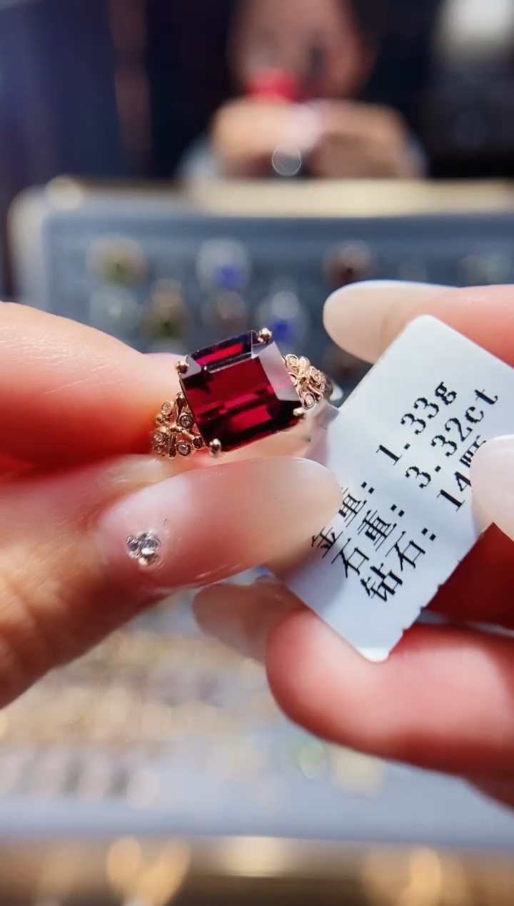 【闪购商品】石榴石戒指18K金镶嵌3.32.